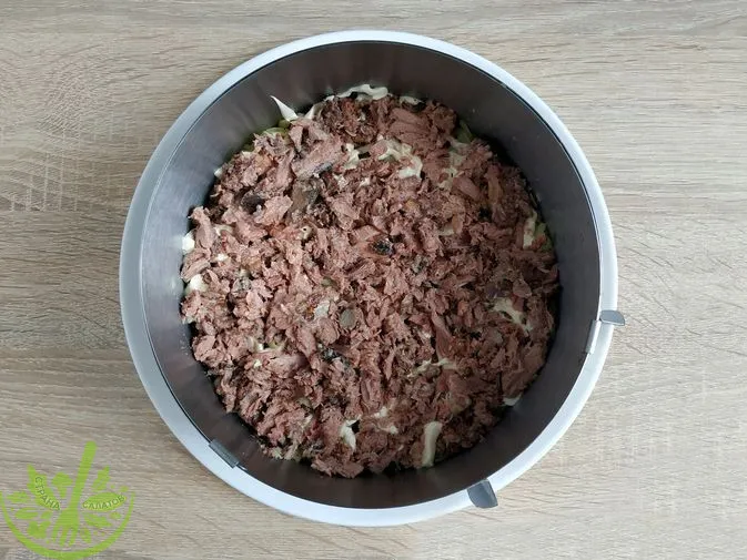 salat tuntsom krabovimi 115e00 Салат с тунцом и крабовыми палочками