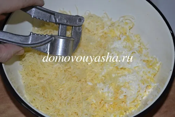 Салат сыр с чесноком и яйцом