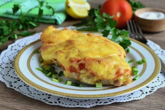 Куриная отбивная с помидорами и сыром