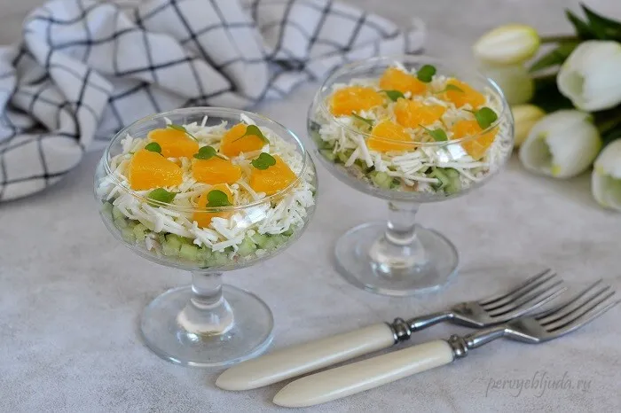 порционный салат с плавленым сыром, куриной грудкой и апельсином