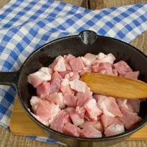 В разогретое масло на сковородке кладём мясо