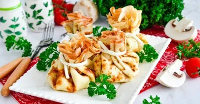 Блинные мешочки с курицей и грибами