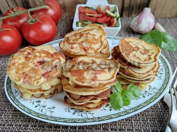 Закусочные оладьи на молоке с начинкой из колбасы и сыра