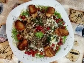 Легкий салат из куриной грудки, маринованной в кетчупе