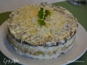 Салат с ананасами, курицей и орехами