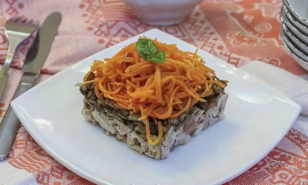 Салат с курицей, грибами и корейской морковью