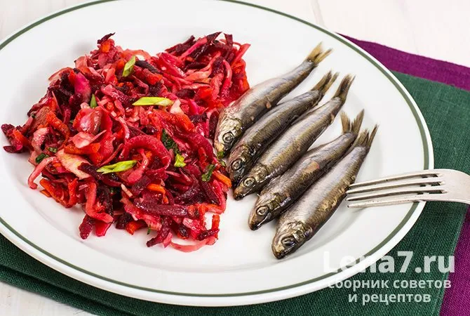 Полезный салат со свеклой, капустой, яблоком и шпротами