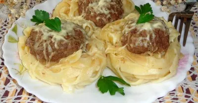 Макаронные гнезда без соуса с мясом кролика и пармезаном