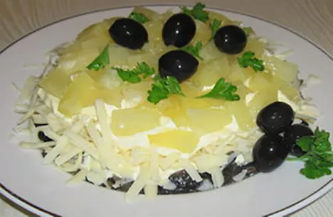 salat kuritsey ananasom 571b400 Салат с ананасом и грибами