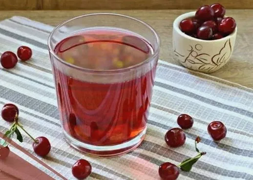 kompot vishni kastryule 28de9 Компот из вишни