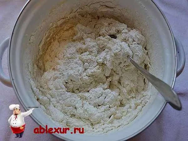 всыпаю муку и вымешиваю тесто для пирожков с капустой и яйцом