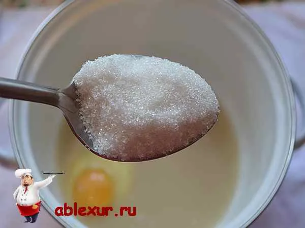 всыпаю в дрожжи и воду сахар