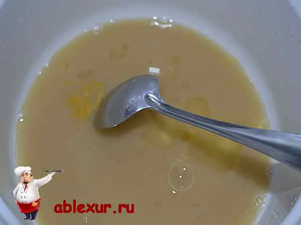 перемешиваю дрожжи, яйцо, сахар, соль и воду