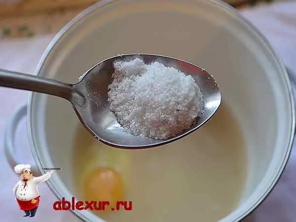 всыпаю в дрожжи с водой и яйцом соль