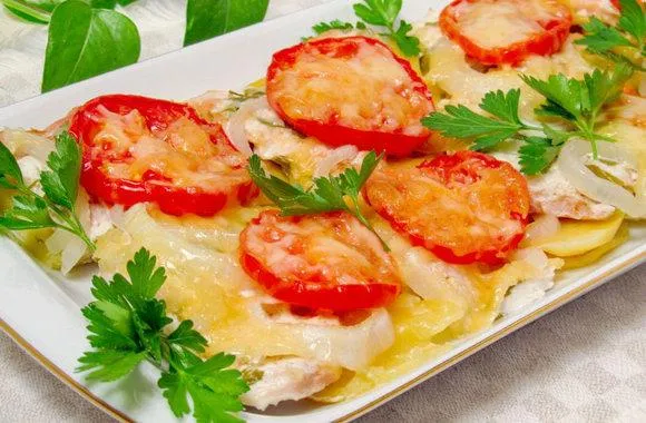 Мясо по-французски с картофелем и помидорами