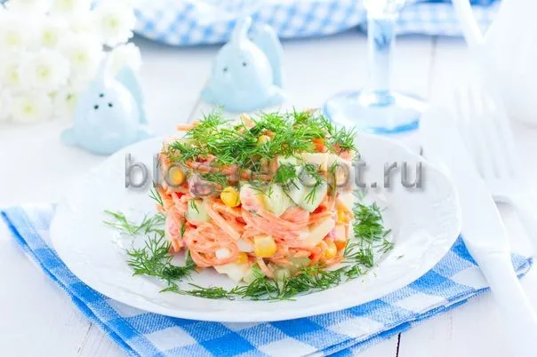 Салат с копченой курицей, корейской морковкой, кукурузой и свежим огурцом