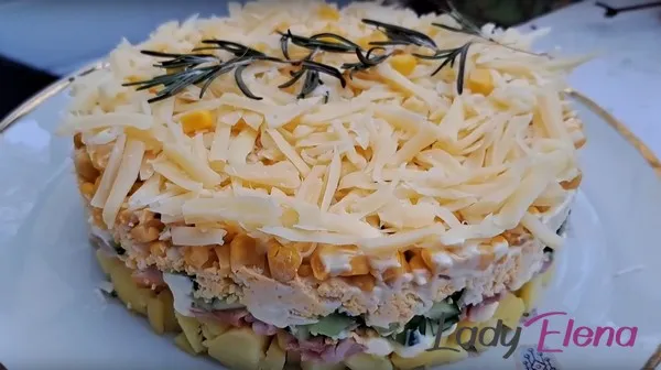 Салат с копченой курицей и кукурузой