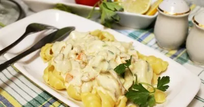 Макароны ракушки с курицей и лисичками в сливочном соусе