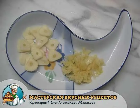 нарезанный чеснок и лук