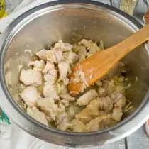 На довольно сильном огне поджариваем лук с мясом