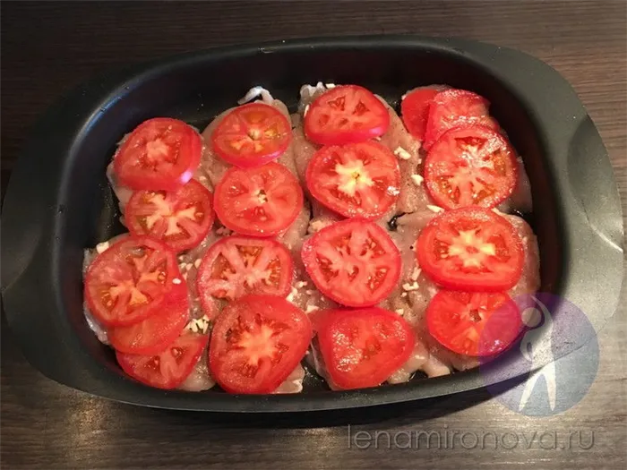 лоток с мысом куры и помидорами кружками