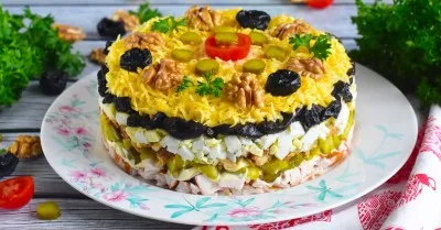 Салат с черносливом и курицей слоями