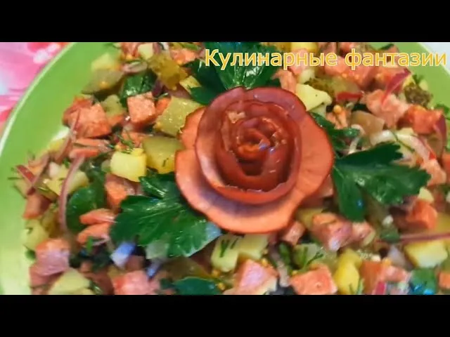 Салат с жаренной колбаской