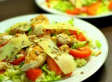 salat kurinogo myasa 109de Салат с курагой и курицей