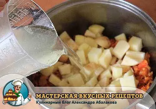 влить в чечевицу куриный бульон