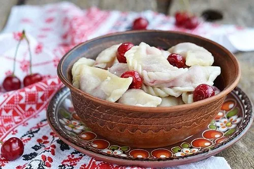 Вареники с начинкой из творога и вишен