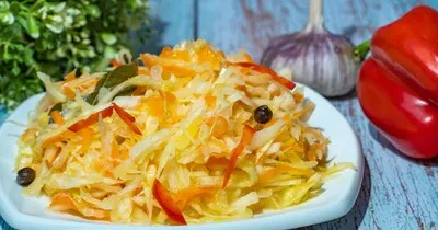 Салат из маринованной капусты с морковью и чесноком