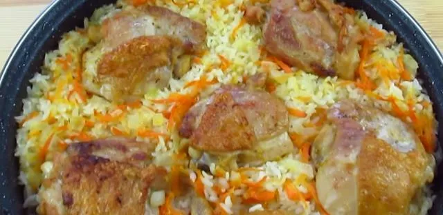 Как вкусно запечь в духовке куриные бедрышки с рисом и чесноком