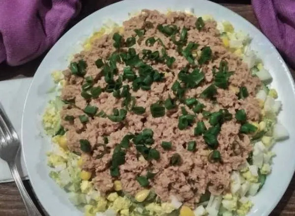 salat tuntsom yaytsom 1c49c Салат с тунцом и кукурузой