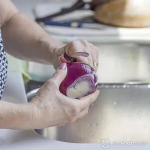 Пицца с колбасой, маслинами и перцем