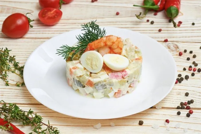 Салат из картофеля, соленых огурцов и крабового мяса