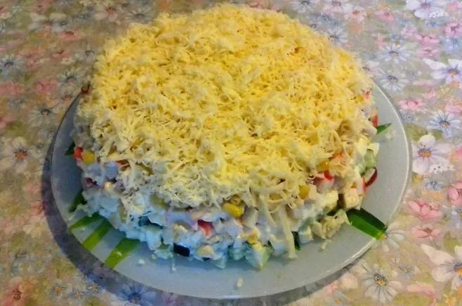 nezhniy salat krabovimi 6d59f5 Салат нежный с крабовыми палочками и помидорами и яйцом и сыром