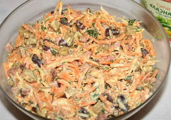 salat fasolyu kolbasoy 630906 Салат с фасолью и сухариками и колбасой