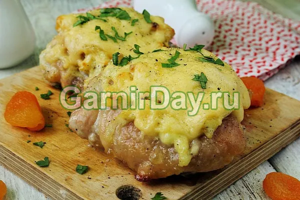 Куриные бедра в духовке с картошкой под сыром