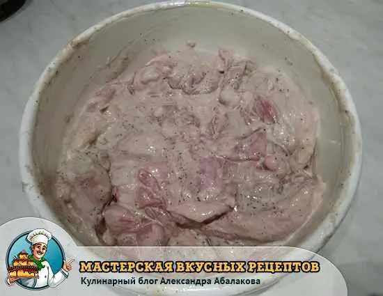 Курица целиком в духовке с майонезом