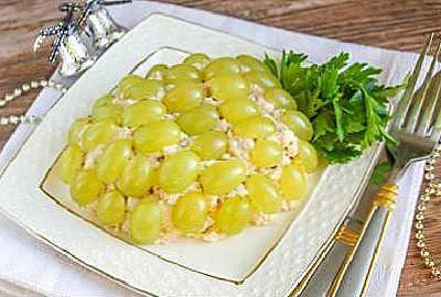 Салат Тиффани с виноградом и грецкими орехами