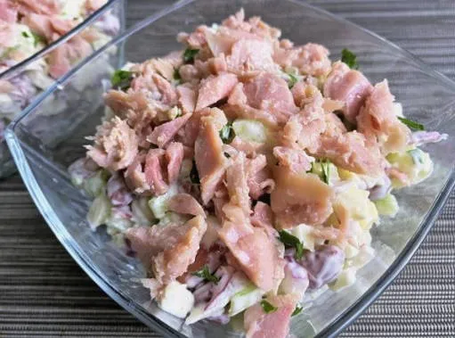 salat tuntsom krasnoy 62f32f Салат с тунцом и фасолью красной