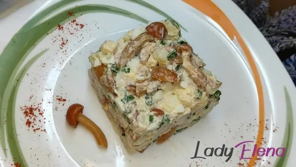 Салат с грибами и курицей