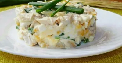 Салат с маринованными грибами и консервированной кукурузой