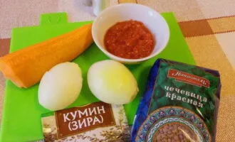 Как сварить простой и вкусный суп-пюре из чечевицы? Сразу подготовим все ингредиенты. Морковь с луком очищаем от кожуры и шелухи, и промываем под проточной водой. Затем луковицы нарезаем мелкими кубиками.