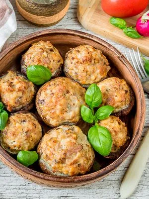 Фаршированные шампиньоны с курицей