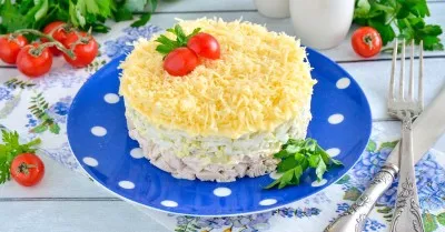 Слоеный салат с яйцами сыром и курицей