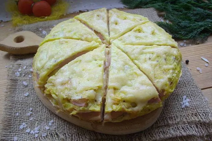 Пицца с колбасой, помидорами и сыром