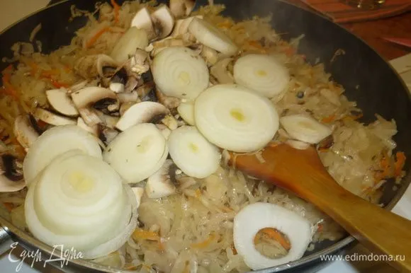 Лук нарежьте колечками и тоже добавьте в сковороду.