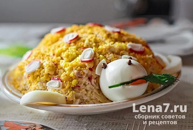 Салат Морская черепаха с черносливом и крабовыми палочками