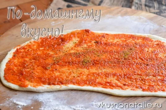 рулет из слоеного теста с мясным фаршем